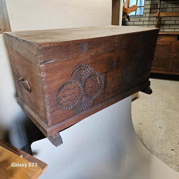 Antieke houten kist met handgesneden decoratie beschikbaar voor biedingen