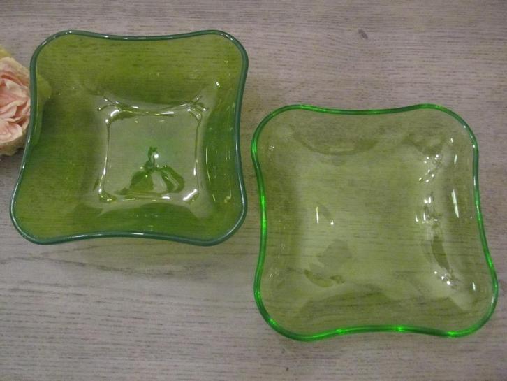 2 Villeroy & Boch Vivo Glazen Schalen Groen, Huis en Inrichting, Keuken | Servies, Zo goed als nieuw, Schaal of Schalen, Overige stijlen