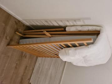Babybedje met matras beschikbaar voor biedingen