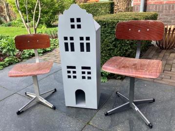 Amsterdams houten Poppenhuis met 2 vintage schoolstoeltjes beschikbaar voor biedingen