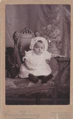 Baby met mutsje CDV carte, Verzamelen, Gebruikt, Foto, Ophalen of Verzenden, Voor 1940