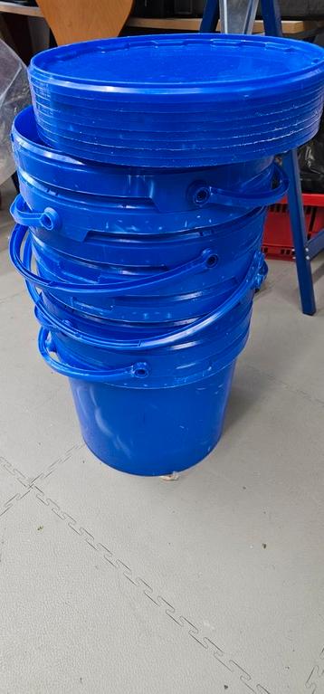 8 Emmers 20.liter stevig! Met deksels beschikbaar voor biedingen