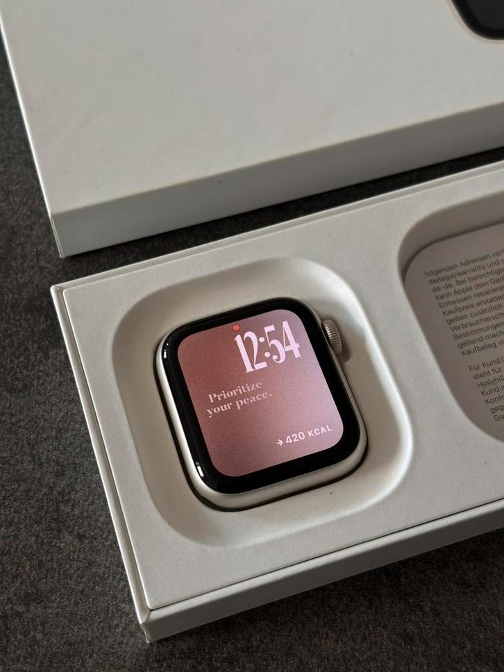 Apple watch SE (2e generatie) 40mm, Sieraden, Tassen en Uiterlijk, Smartwatches, Zo goed als nieuw, iOS, Roze, Afstand, Calorieverbanding