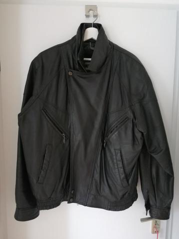 Sportief zwart leren jack beschikbaar voor biedingen