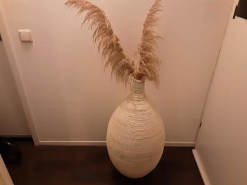 Mooie grote sierlijke decoratieve vaas    wit/crème  beschikbaar voor biedingen