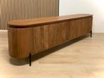 Tv meubel Solana 210cm Naturel hout Japandi dressior, Ophalen, Japandi mokka wandkast televisie meubel ovaal walnoot lijnen, Nieuw