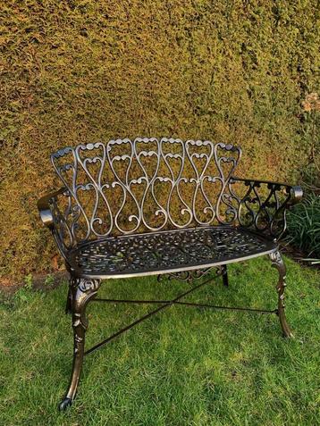 Opgeknapte metalen tuinbank beschikbaar voor biedingen