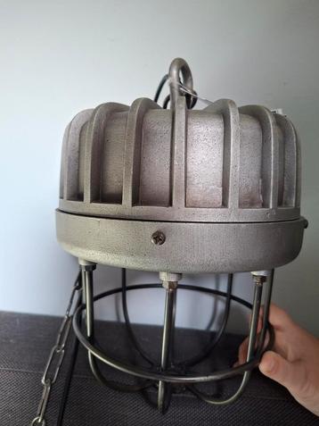 Industriële hanglamp metaal beschikbaar voor biedingen