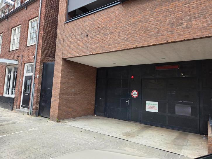 Garage/parkeerplaats in hartje Breda voor € 9.995,--k.k., Huizen en Kamers, Garages en Parkeerplaatsen