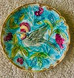 Antiek majolica wandbord met vogel en kersen – Wasmuel stijl, Ophalen of Verzenden, Zo goed als nieuw, Overige materialen