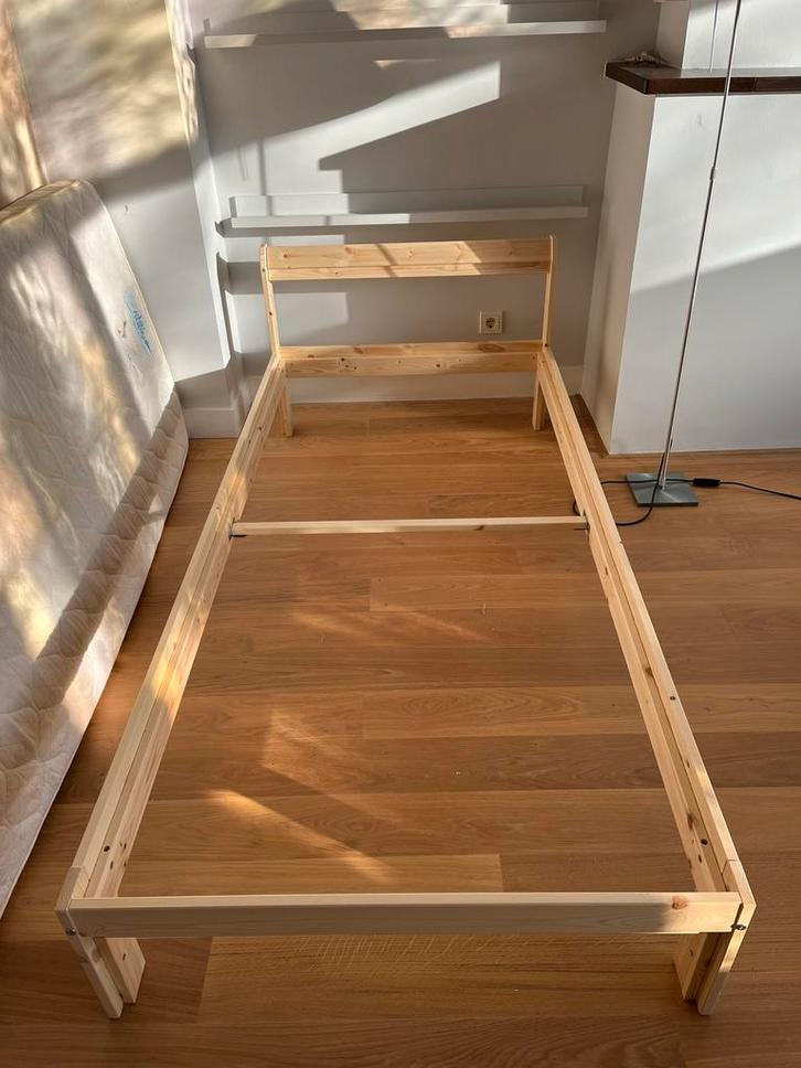 Ikea NEIDEN houten bedframe + houten lattenbodem, Huis en Inrichting, Slaapkamer | Bedden, Zo goed als nieuw, Eenpersoons, 90 cm
