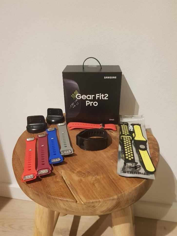 Samsung Gear Fit 2 Pro incl. 2 laders en extra bandjes, Sieraden, Tassen en Uiterlijk, Smartwatches, Gebruikt, Android, Zwart