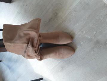 Nwe beige laars mt 42 brede schacht voor vollere kuit. beschikbaar voor biedingen