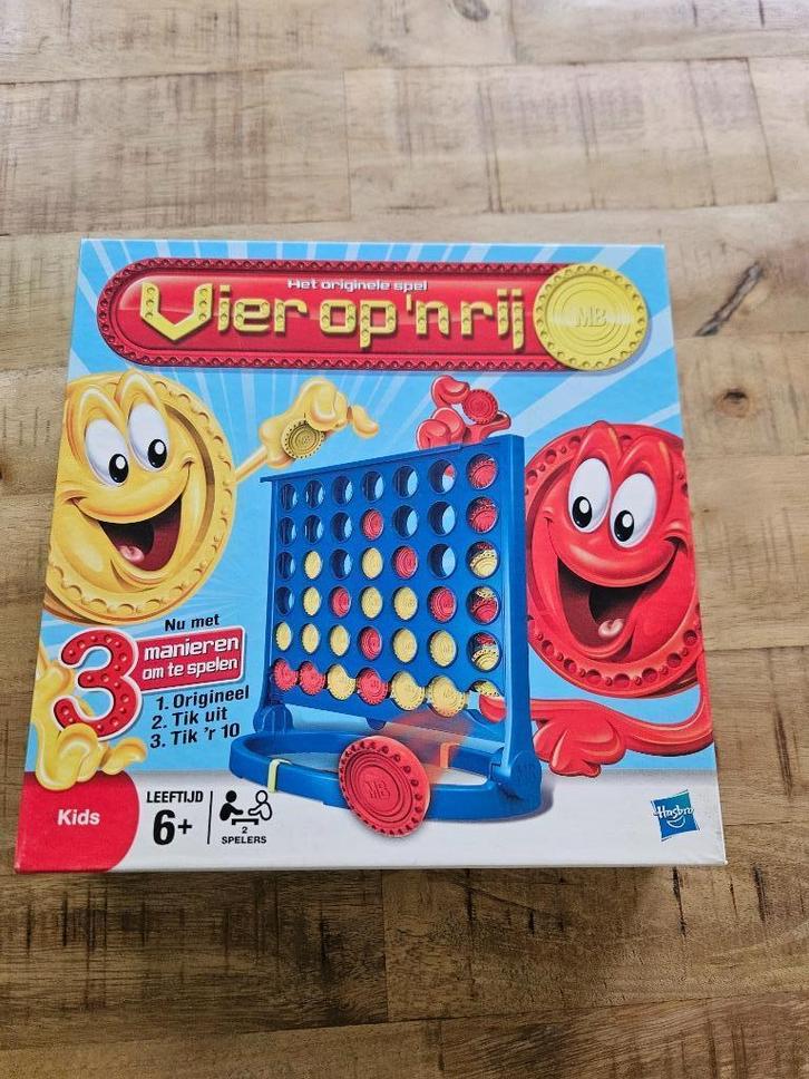 Het originele spel Vier op ‘n rij, Hobby en Vrije tijd, Gezelschapsspellen | Bordspellen, Zo goed als nieuw, Een of twee spelers