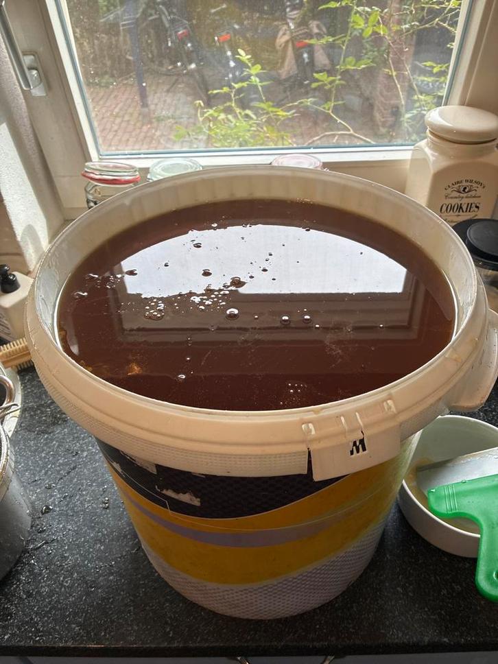 Verse rauwe honing te koop uit eigen imkerij per kg, Diversen, Levensmiddelen, Ophalen