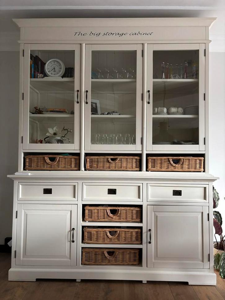 Witte Vitrinekast met Rieten Manden, Huis en Inrichting, Kasten | Buffetkasten, Gebruikt, 150 tot 200 cm, 100 tot 150 cm, 25 tot 50 cm