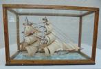 Scheepsmodel in vitrine schip boot maritiem volkskunst, Antiek en Kunst, Ophalen of Verzenden