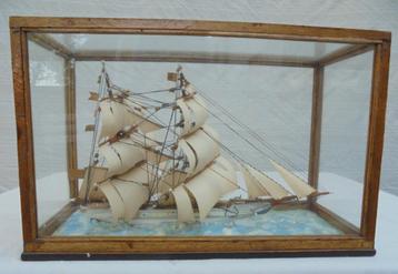 Scheepsmodel in vitrine schip boot maritiem volkskunst beschikbaar voor biedingen