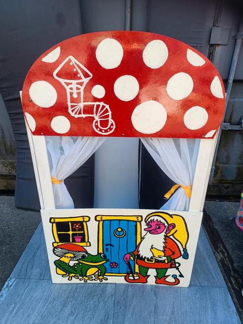 Vrolijke houten poppenkast met gordijntjes, Hobby en Vrije tijd, Feestartikelen | Verhuur, Zo goed als nieuw, Ophalen