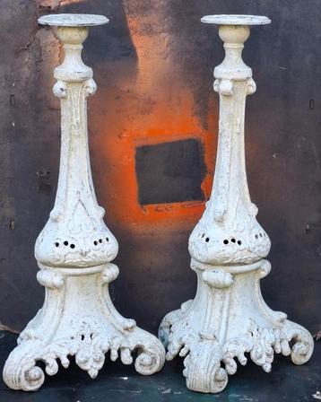 Kandelaar . Aluminium. 2 st. Identiek.  Patina.  beschikbaar voor biedingen