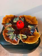 Vintage schaal met tomaat Vallauris, Gebruikt, Porselein of Keramiek, Schaal, Rond