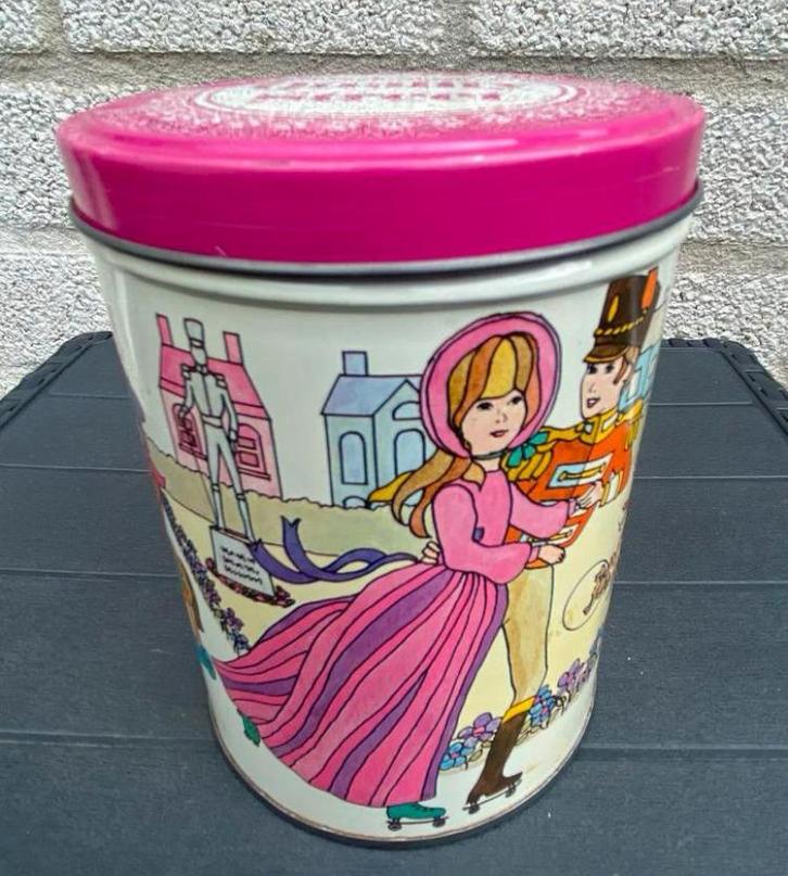 Rond hoog blikje van Mackintosh’s Quality Street. H. 13,5 cm, Verzamelen, Blikken, Gebruikt, Overige, Overige merken, Ophalen of Verzenden
