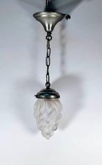 Klassieke hanglamp met glazen kap in vorm van vlam., Verzenden