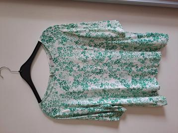 Ruim vallend wit T-shirt met groene bloemen.  beschikbaar voor biedingen