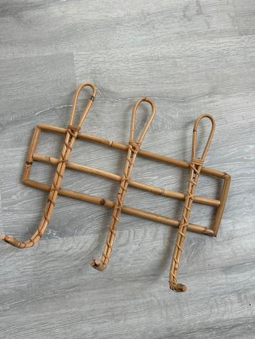 Vintage Rotan Ophang Rekje beschikbaar voor biedingen