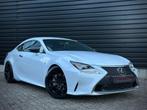 Lexus RC 300h F SPORT CARBON|MARKLEV|STOELVENTILATIE|BLINDSP, Auto's, Lexus, Gebruikt, Euro 6, 4 stoelen, Wit