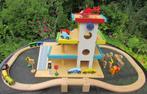 Houten speelgoed garage + houten treinrails, Kinderen en Baby's, Speelgoed | Houten speelgoed, Ophalen of Verzenden, Gebruikt