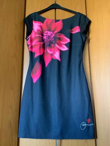 Mooie zwart/rood jurk van het merk Desigual, maat XL. beschikbaar voor biedingen