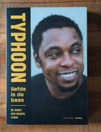 Typhoon - Liefde is de Baas - Gesigneerd exemplaar, Boeken, Biografieën, Ophalen, Kunst en Cultuur, Glenn de Randamie (Typhoon)