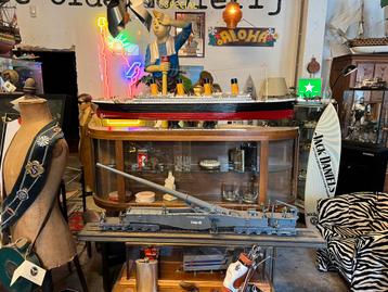 Oude vitrinekast rond glas, winkelvitrine beschikbaar voor biedingen