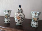 Grote Delfts keramische urn met vazen(set), kastenurn, Delft, Ophalen of Verzenden