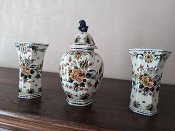 Grote Delfts keramische urn met vazen(set), kastenurn, Delft beschikbaar voor biedingen