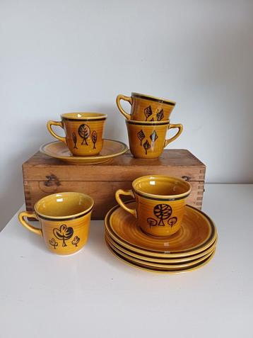 Vintage Okergeel Servies - 5 Kop en Schotel Sets beschikbaar voor biedingen