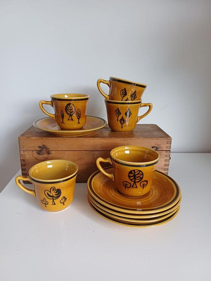 Vintage Okergeel Servies - 5 Kop en Schotel Sets, Huis en Inrichting, Keuken | Servies, Gebruikt, Kop(pen) en/of Schotel(s), Overige stijlen