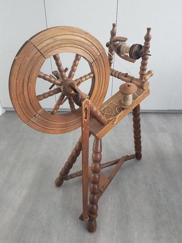 Antiek 150 jaar oud Spinnewiel beschikbaar voor biedingen