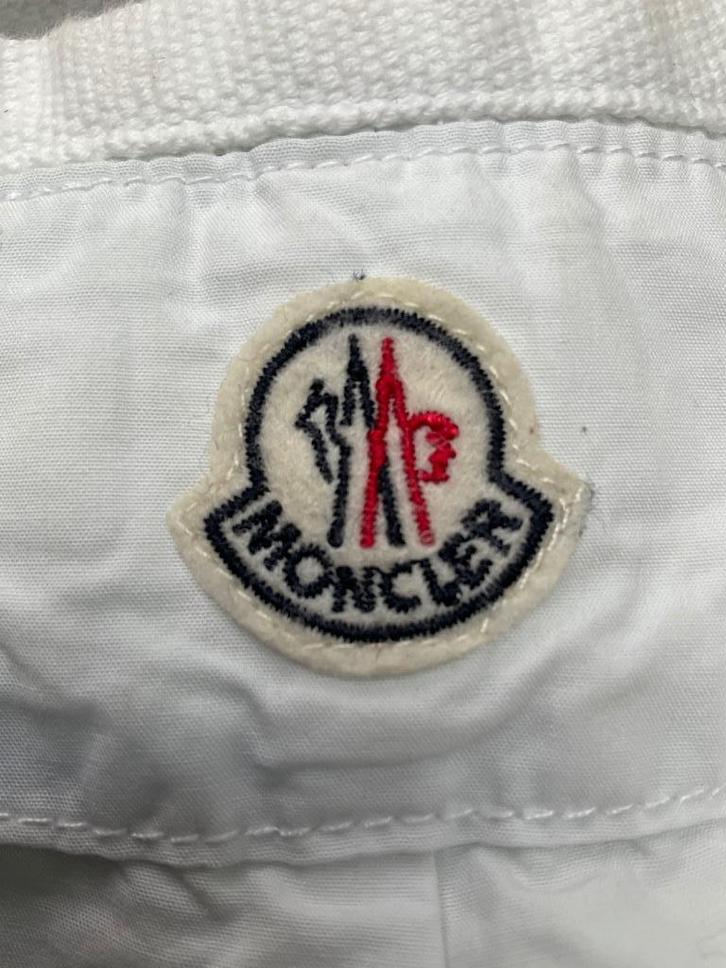 Korte broek van  het exclusieve merk ‘Moncler’., Kleding | Dames, Broeken en Pantalons, Nieuw, Maat 36 (S), Wit, Kort, Ophalen of Verzenden