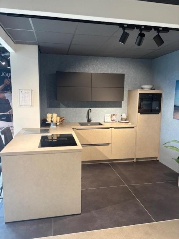 showroomkeuken compleet met apparatuur, Huis en Inrichting, Keuken | Complete keukens, Nieuw, Kunststof, Met kookeiland, Ophalen