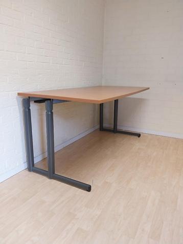 Groot bureau met metalen onderstel en houten blad