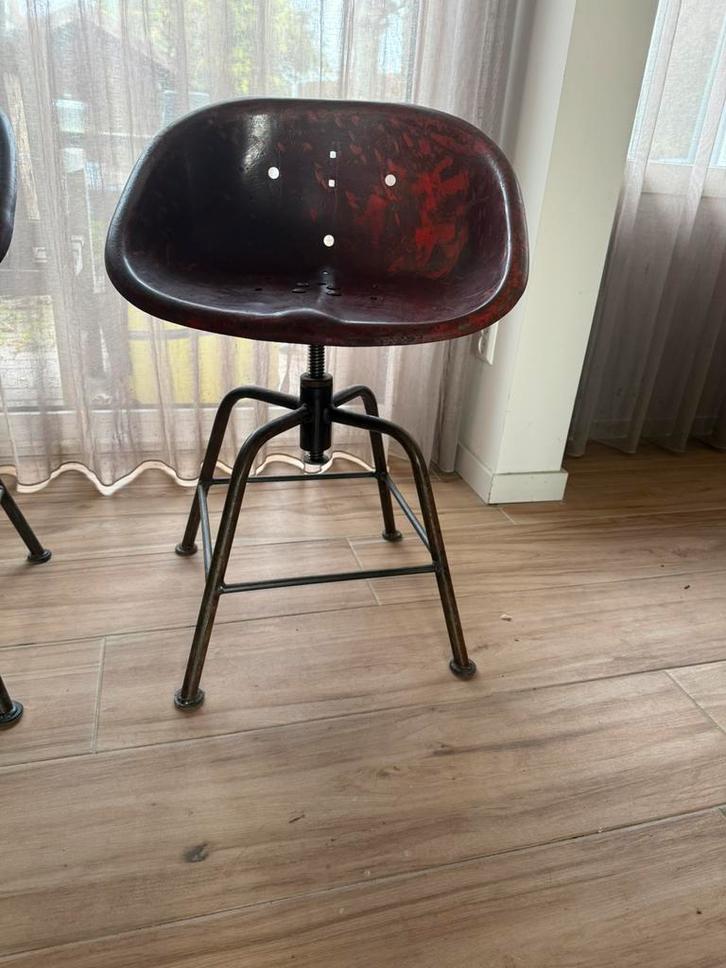 Industriële krukken. Antieke zitting van tractoren, Huis en Inrichting, Barkrukken, Zo goed als nieuw, 60 tot 90 cm, Metaal, 2 krukken