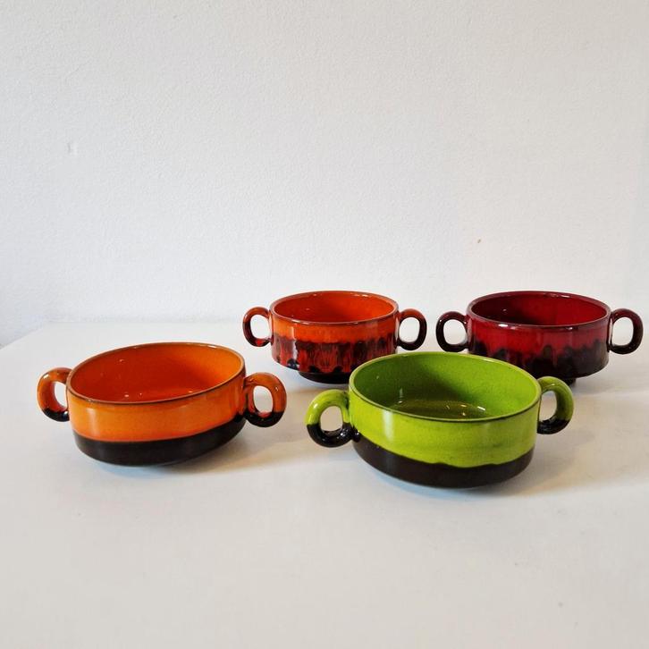 set van 4 vintage soepkommen lavaglazuur kommen, Verzamelen, Retro, Huis en Inrichting, Ophalen of Verzenden