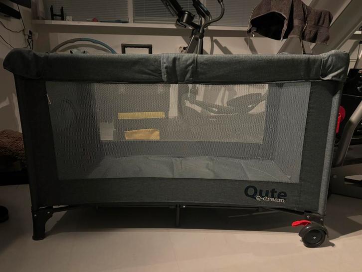 Q-dream campingbedje, grijs, Compact, 2 hoogtes en handig!, Kinderen en Baby's, Babywiegjes en Ledikanten, Zo goed als nieuw, Reisbedje