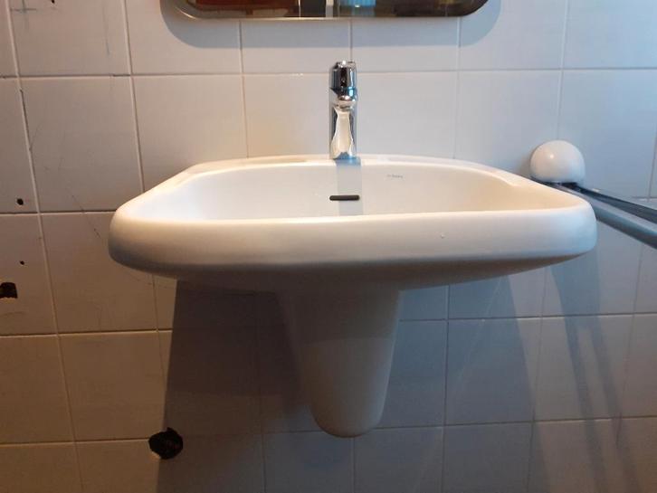 2 wastafels met kraan, sifonkap en evt, spiegel, Doe-het-zelf en Verbouw, Sanitair, Gebruikt, Wastafel, Ophalen