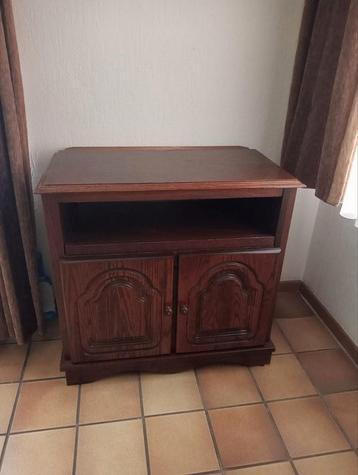 Klassieke houten kast in prima staat beschikbaar voor biedingen