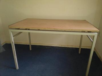 tafel of bureau, stalen frame en houten blad - gratis beschikbaar voor biedingen