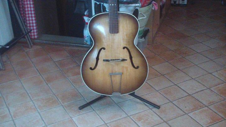 Hofner 450 gitaar jaren 50 Archtop met Koffer, Muziek en Instrumenten, Snaarinstrumenten | Gitaren | Akoestisch, Gebruikt, Overige typen
