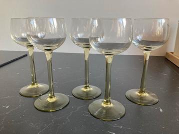 Set van 5 Vintage Wijnglazen met groene voet beschikbaar voor biedingen
